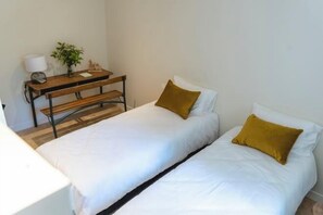 Cribs/infant beds