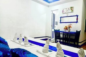 Room - DMI Hotels and Apartments with Newly opened Lava Stone Pool by Reddoorz (Tabaco)