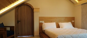 Brookfield—Unwind,reflect & rest at our homestay—central yet quiet by a brook.