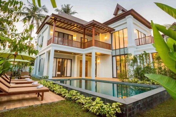 A two-story house with a swimming pool, a balcony, and a well-maintained garden. - Villa Palvavee (B1) (Krabi)