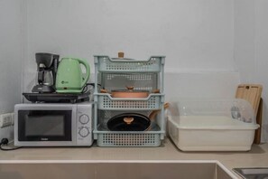 Private kitchen - Spacious Family Haven Chatuchak Market - 5BR House (Bangkok)