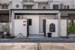 Unclassified image, 4 of 17, button - Spacious Family Haven Chatuchak Market - 5BR House (Bangkok)