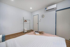 Room - Spacious Family Haven Chatuchak Market - 5BR House (Bangkok)