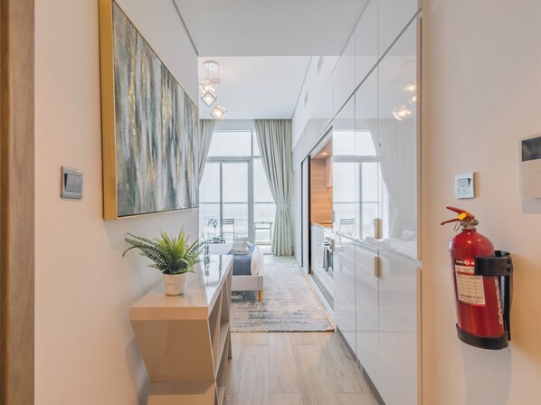 Estudio Deluxe, balcón, vista a la ciudad | Área de sala de estar | Smart TV de 55 pulgadas con canales digitales