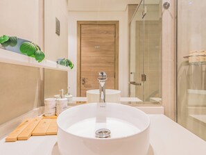Deluxe Studio, Balcony, City View | Bathroom - Studio One Residences - Dubai Marina (Dubai)