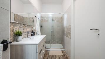 Haartrockner, Handtücher, Seife, Toilettenpapier