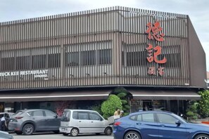 A building with a sign that reads 'TRUCKEE RESTAURANT' and a large red sign with Chinese characters. - Ipoh Homestay Vacation 12 Pax 4 Bedroom for Delicious Food (Ipoh)