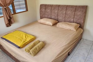 A bed with a headboard, pillows, and a blanket. - Ipoh Homestay Vacation 12 Pax 4 Bedroom for Delicious Food (Ipoh)