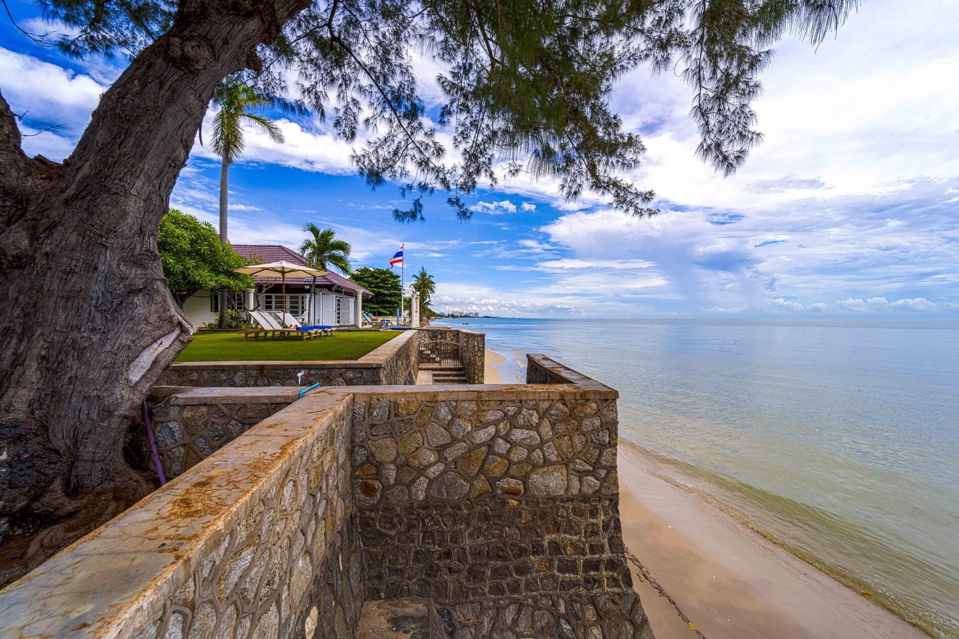 在海滩、沙滩椅、海滩遮阳伞
