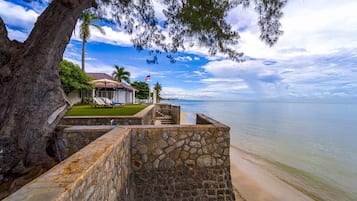 Ubicación a pie de playa, tumbonas y sombrillas