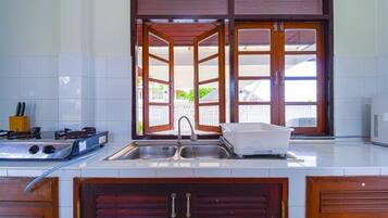 Villa, vistas al mar | Cocina privada | Frigorífico grande y utensilios de cocina