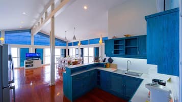 Vila, vista para o oceano | Cozinha privada | Geladeira grande, chaleira elétrica