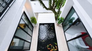 Un edificio moderno con una fontana centrale, ampie finestre e un design minimalista.