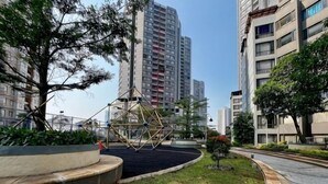 A park with a geometric sculpture, surrounded by trees and buildings. - Large and Strategic Rasuna Apt 3BR with WiFi &Pool (South Jakarta)