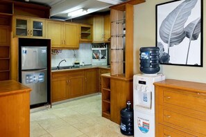 Private kitchen - Large and Strategic Rasuna Apt 3BR with WiFi &Pool (South Jakarta)