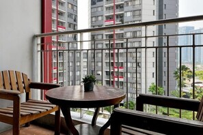 Outdoor dining - Large and Strategic Rasuna Apt 3BR with WiFi &Pool (South Jakarta)
