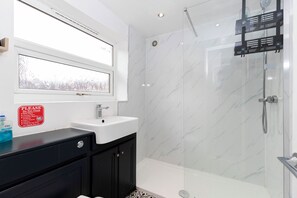 Shower, hair dryer - Bright 4-Bedroom Maisonette in Gateshead (Gateshead)