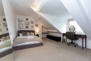 4 bedrooms, iron/ironing board, Internet, bed sheets - Bright 4-Bedroom Maisonette in Gateshead (Gateshead)