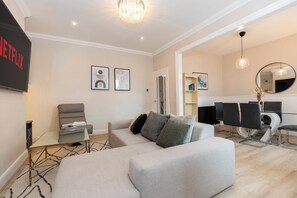TV - Bright 4-Bedroom Maisonette in Gateshead (Gateshead)
