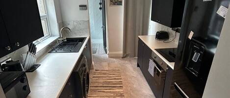 Microondas, horno, placa de cocina y hervidor eléctrico