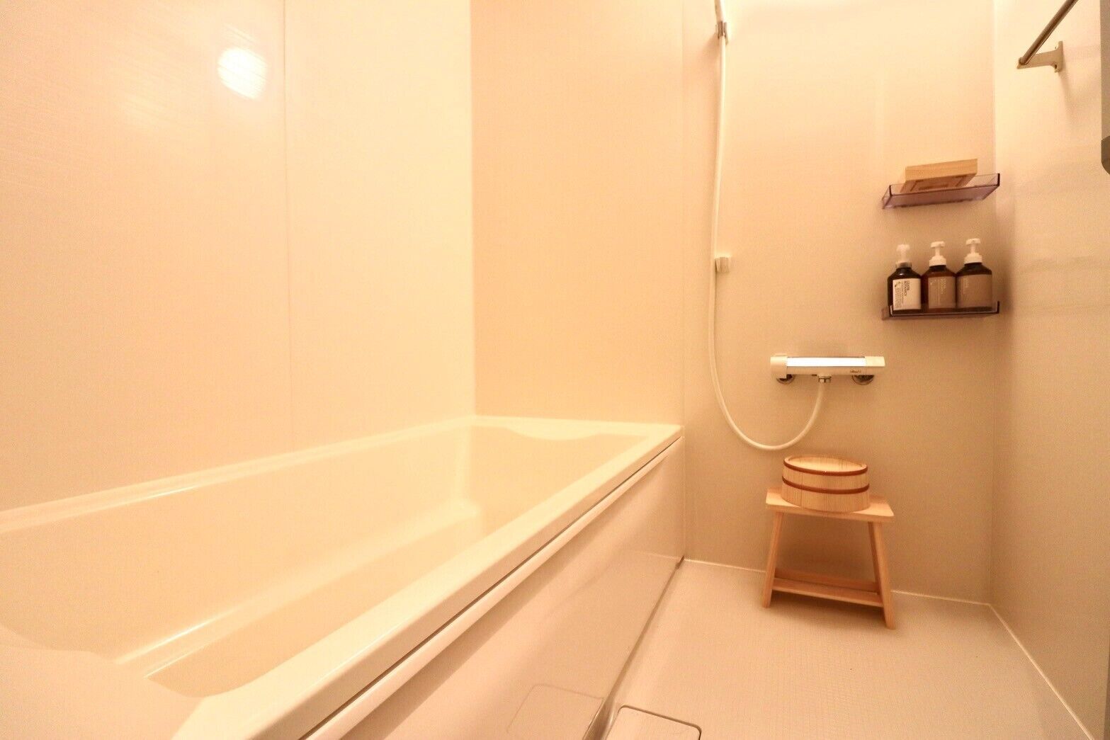 Huvila | Kylpyhuone | Hiustenkuivaaja, pyyhkeet, sampoo, vessapaperi