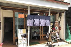 Un escaparate con un letrero, un mostrador de exhibición y un paño colgante.