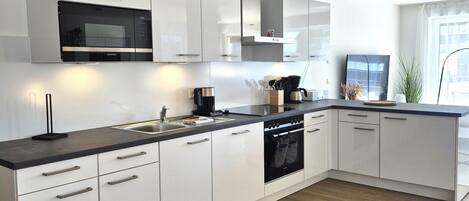 Réfrigérateur, micro-ondes, four, plaque de cuisson