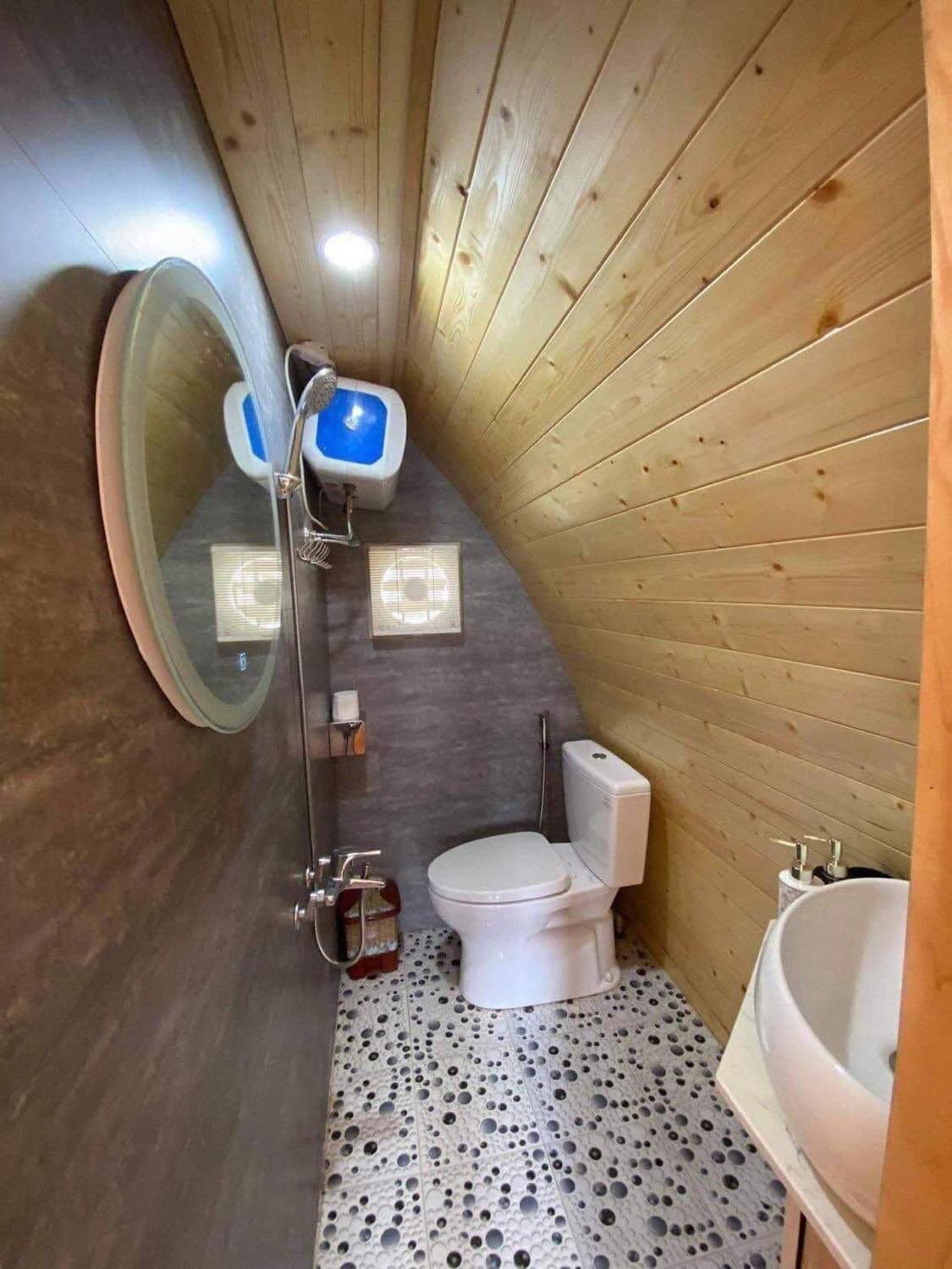 Un baño pequeño con inodoro, bidé y lavabo.