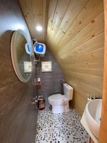 Un baño pequeño con inodoro, bidé y lavabo.