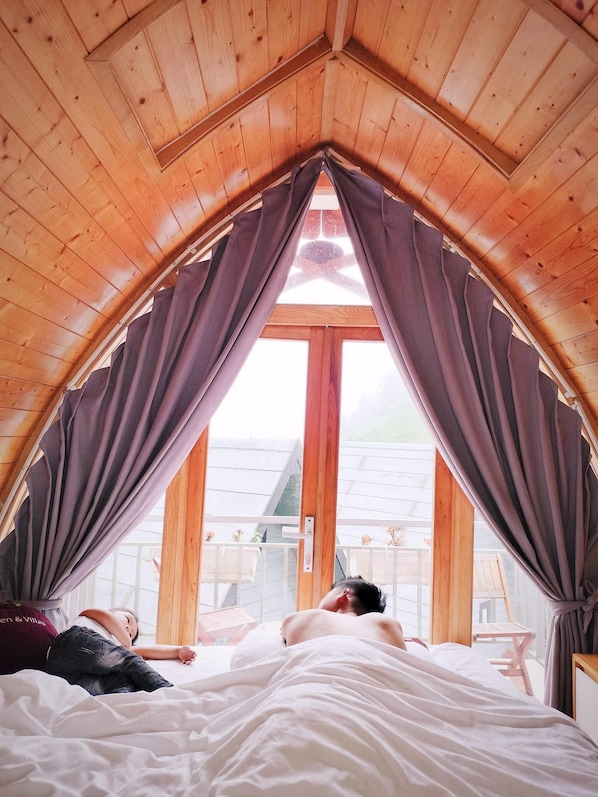 Bungalow Deluxe, balcón, vista a la colina | Ropa de cama de alta calidad, wifi gratis y ropa de cama