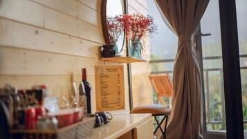 Bungalou familiar, balcó, vistes a la muntanya | Interior