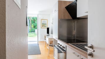 Microwave, oven, dishwasher, coffee/tea maker