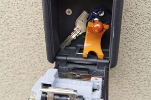 A black electrical box with keys and a lock. - [Mina's SamuraiHouse] 1 house (4 bedrooms/9 beds/1 parking lot) (Takayama)