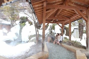 A wooden structure with a hot spring, stone seating, and a wooden roof. - [Mina's SamuraiHouse] 1 house (4 bedrooms/9 beds/1 parking lot) (Takayama)