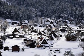 A snow-covered village with traditional wooden houses. - [Mina's SamuraiHouse] 1 house (4 bedrooms/9 beds/1 parking lot) (Takayama)