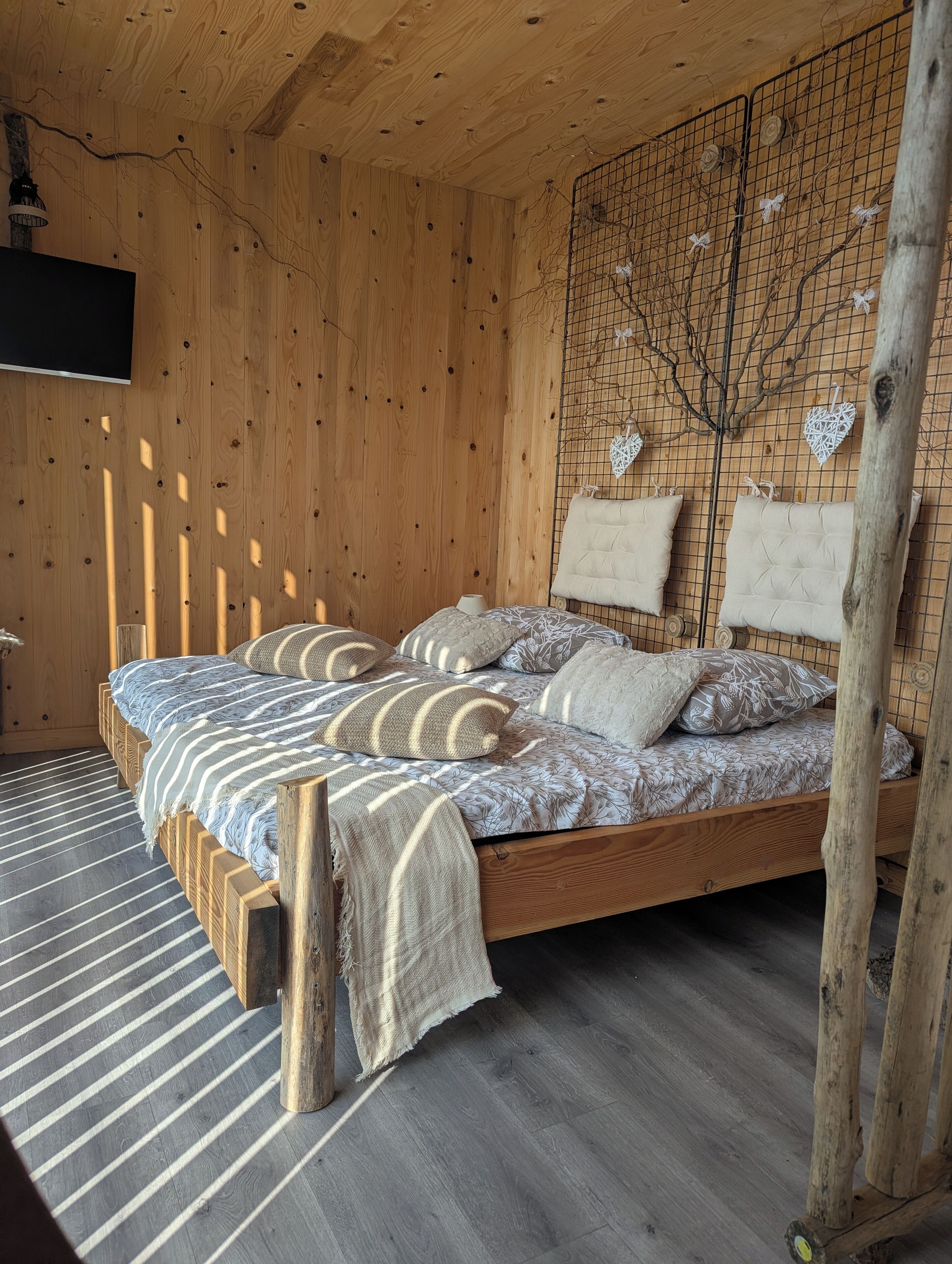 1 bedroom, bed sheets