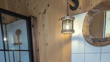 Douche, sèche-cheveux, serviettes fournies, savon