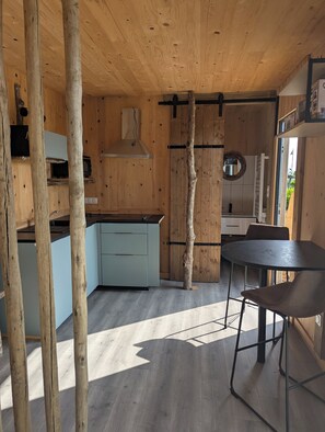 Outdoor dining - Tiny house-style chalet with private spa on the Alsace border (Zilling)