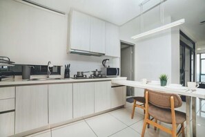 Private kitchen - 1Tebrau Laconic Lux Suite 1BR nr Columbia (Johor Bahru)