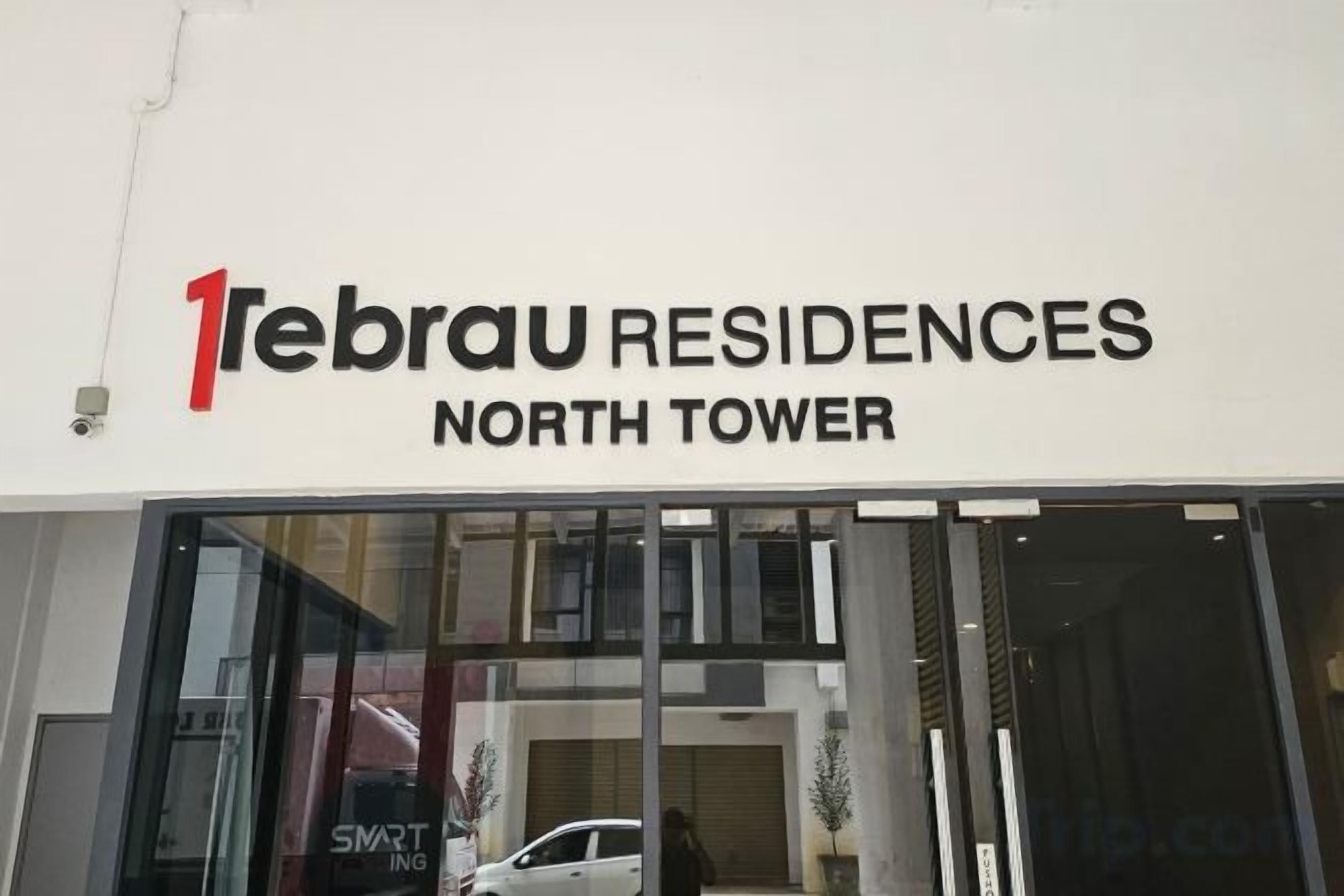 Een gebouw met een bord waarop '1Tebrau Residences North Tower' staat.