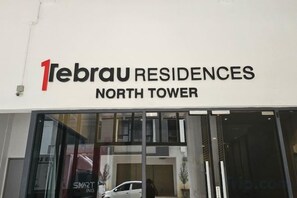 Un edificio con un letrero que dice '1Tebrau Residences North Tower'.
