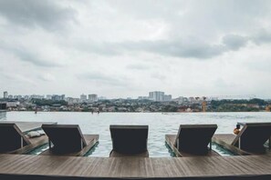 Outdoor pool - 1Tebrau Laconic Lux Suite 1BR nr Columbia (Johor Bahru)