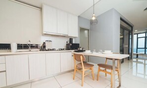 Private kitchen - 1Tebrau Laconic Lux Suite 1BR nr Columbia (Johor Bahru)