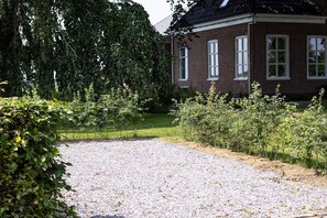 المنطقة المحيطة بالمنشأة