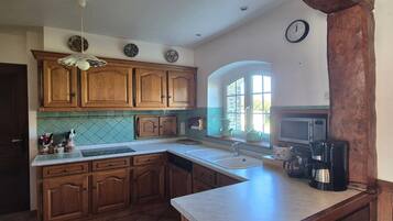 ثلاجة، ميكروويف، فرن، موقد طهي مسطح