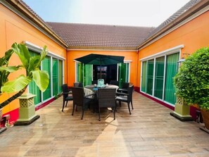 المنشأة من الداخل