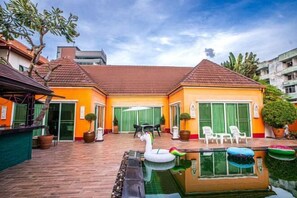 المنشأة من الداخل