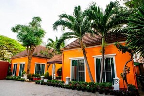 Unclassified image, 2 of 38, button - The Ace 6 Bedrooms 6 Bathrooms Villa With Free Bills (Pattaya)