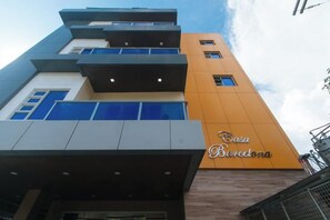 Un edificio de varios pisos con un cartel que dice 'Casa Barcelona'.