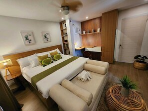 Deluxe Double Room | WiFi (free), bed sheets - OYO 1175 Casa Ana (Manila)